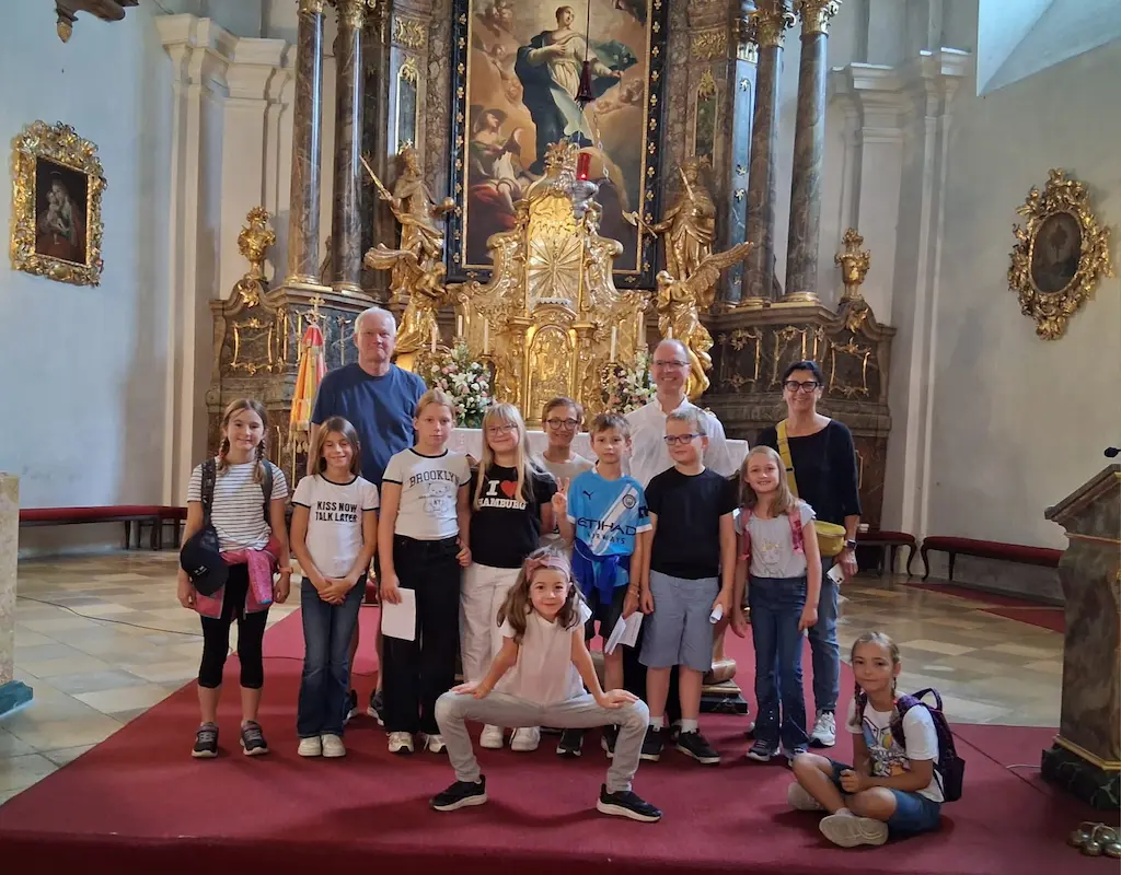 Zehn Kinder und Betreuer bei den Kindertagen in der Basilika