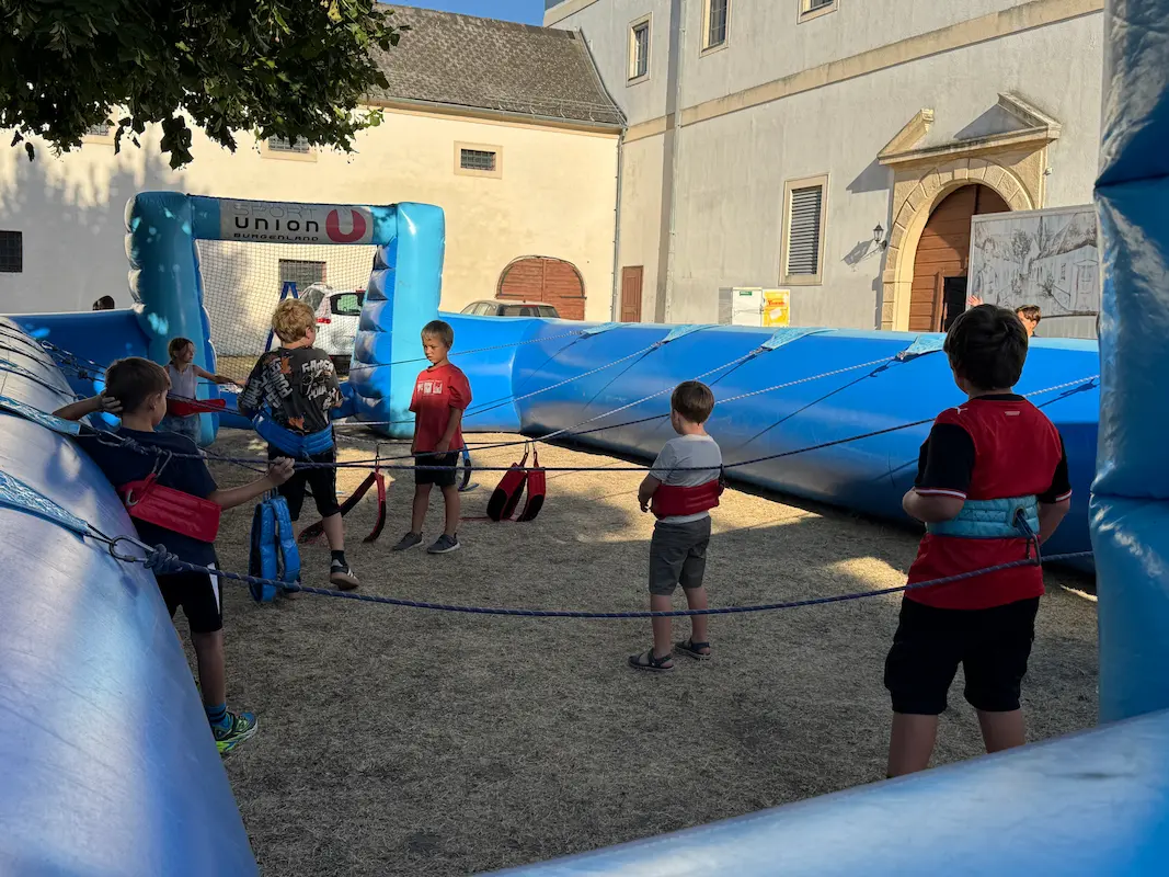 Kinder bei der Spielstation