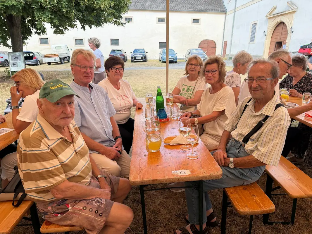 Besucher beim Pfarrfest light 2026